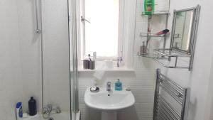 Ein Badezimmer in der Unterkunft Double Bedroom In Withington, M20. 2 Beds, RM 3