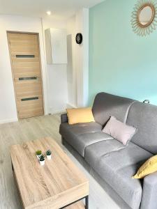 ein Wohnzimmer mit einem Sofa und einem Couchtisch in der Unterkunft Chic And Cosy Studio proche ParisAéroport CDG in Villepinte