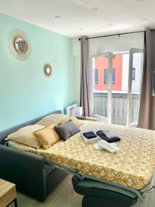 Bett in einem Zimmer mit blauer Wand in der Unterkunft Chic And Cosy Studio proche ParisAéroport CDG in Villepinte
