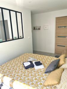 ein Schlafzimmer mit einem Bett mit zwei Handtüchern darauf in der Unterkunft Chic And Cosy Studio proche ParisAéroport CDG in Villepinte