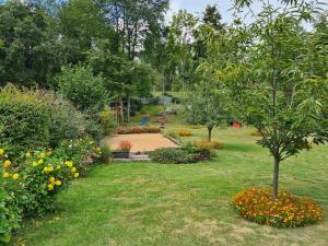 Vonkajšia záhrada v ubytovaní Gîte les écureuils au sein d'une propriété arborée