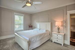 een witte slaapkamer met een bed en een plafondventilator bij Suites on Seneca - Beautiful 1 Bedroom Apartment in Harrisburg