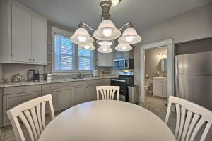 La cuisine est équipée d'une table et de chaises blanches ainsi que d'un réfrigérateur. dans l'établissement Suites on Seneca - Lovely 2 Bed 1 Bath Apartment, à Harrisburg