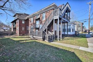 Una gran casa de ladrillo con un porche en una calle en Suites on Seneca - Gorgeous One Bedroom Apartment, en Harrisburg