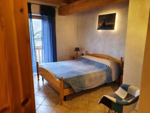 - une chambre avec un lit dans une pièce dotée d'une fenêtre dans l'établissement Agriturismo al pra di muriet, à Suse