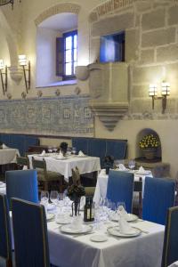 A restaurant or other place to eat at Parador de Plasencia