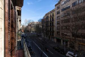 uma vista para uma rua da cidade com edifícios em AB Centric Universitat em Barcelona