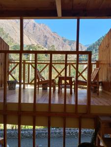 desde el balcón de una casa con montañas en el fondo en RRR RESORTS TIRTHAN Valley by RRR HOTELS & RESORTS en Banjār