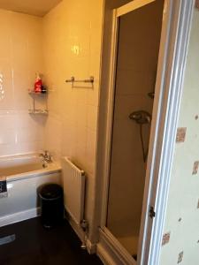 a bathroom with a shower and a sink at Modern 5 Bedroom House in Willesborough