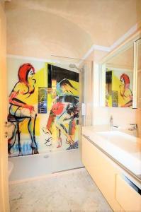 uma casa de banho com pinturas coloridas na parede em Palais Miramar Suite Art Modern - Derniere étages Vue Mer - 75m de confort - En Face des Plages -WIFI - Clim em Cannes