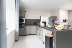 Kuchyňa alebo kuchynka v ubytovaní Appartement Spa - Jacuzzi privatif - Fer Rêver 63
