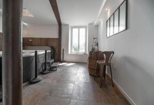 Posteľ alebo postele v izbe v ubytovaní Appartement Spa - Jacuzzi privatif - Fer Rêver 63