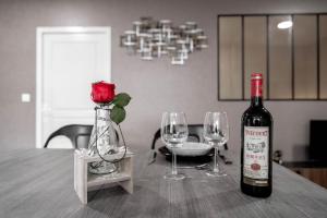 Nápoje v ubytovaní Appartement Spa - Jacuzzi privatif - Fer Rêver 63