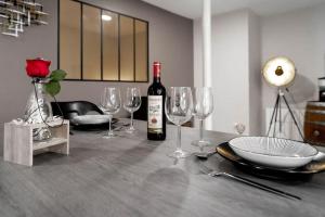 Nápoje v ubytovaní Appartement Spa - Jacuzzi privatif - Fer Rêver 63