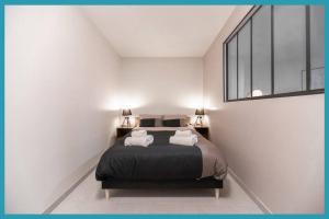 Posteľ alebo postele v izbe v ubytovaní Appartement Spa - Jacuzzi privatif - Fer Rêver 63