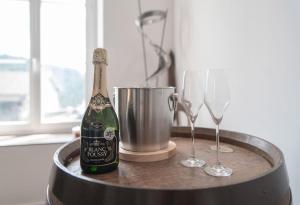 Nápoje v ubytovaní Appartement Spa - Jacuzzi privatif - Fer Rêver 63