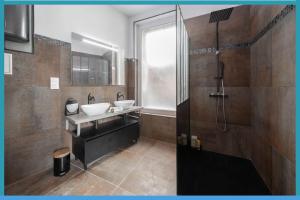 Kúpeľňa v ubytovaní Appartement Spa - Jacuzzi privatif - Fer Rêver 63