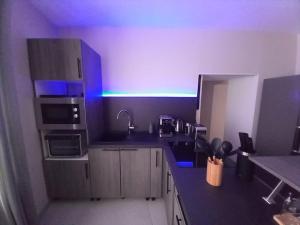 Kuchyňa alebo kuchynka v ubytovaní Appartement Spa - Jacuzzi privatif - Fer Rêver 63