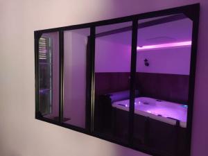 Kúpeľňa v ubytovaní Appartement Spa - Jacuzzi privatif - Fer Rêver 63