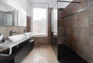 Kúpeľňa v ubytovaní Appartement Spa - Jacuzzi privatif - Fer Rêver 63