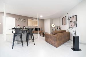 Posedenie v ubytovaní Appartement Spa - Jacuzzi privatif - Fer Rêver 63