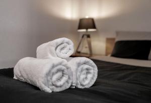 Posteľ alebo postele v izbe v ubytovaní Appartement Spa - Jacuzzi privatif - Fer Rêver 63