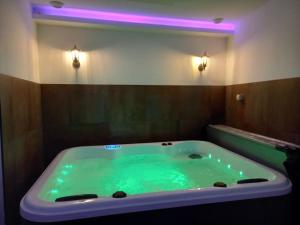 Fotografia z galérie ubytovania Appartement Spa - Jacuzzi privatif - Fer Rêver 63 v destinácii Thiers