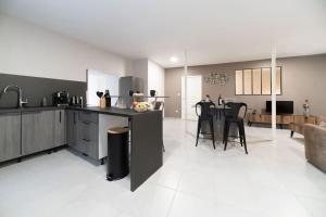 Kuchyňa alebo kuchynka v ubytovaní Appartement Spa - Jacuzzi privatif - Fer Rêver 63 + 34 fotografií