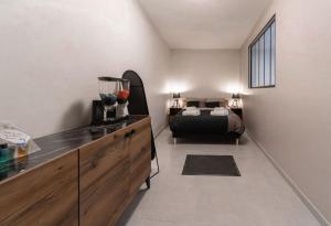 Posteľ alebo postele v izbe v ubytovaní Appartement Spa - Jacuzzi privatif - Fer Rêver 63