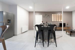 Posedenie v ubytovaní Appartement Spa - Jacuzzi privatif - Fer Rêver 63