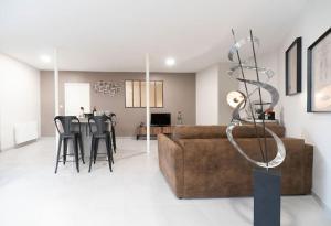Posedenie v ubytovaní Appartement Spa - Jacuzzi privatif - Fer Rêver 63