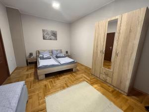 Cama ou camas em um quarto em Apartman M