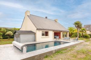 uma casa com piscina em frente a uma casa em Grande maison pour 10 avec piscine a Sarzeau em Sarzeau