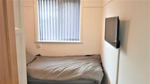 a small room with a bed and a television at Single Bedroom In Withington M20 1 Single Bed, RM4 in Manchester