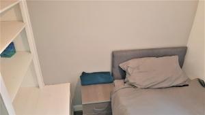 Kleines Zimmer mit einem Bett mit Kissen in der Unterkunft Single Bedroom In Withington M20 1 Single Bed, RM4 in Manchester