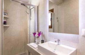 Et badeværelse på Loukia's Studios and Apartments + 30 billeder