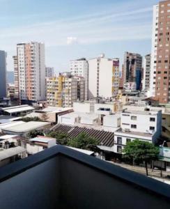 vistas a una ciudad con edificios altos en Confortable y Tranquilo Aparta Suite en el Corazón de Bucaramanga, Exterior con hermosa vista sobre la ciudad, en Bucaramanga