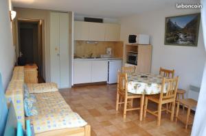 Kuchnia lub aneks kuchenny w obiekcie HOUNTANET appart 5 personnes vue montagne avec jardin
