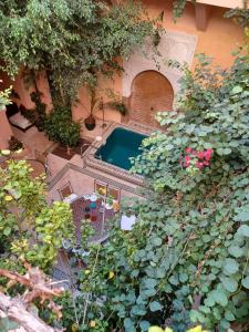 een uitzicht over het zwembad in de tuin bij Riad El Filali in Marrakesh