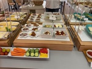 um buffet com muitos tipos diferentes de alimentos em exposição em Hotel Villa Norderney em Neßmersiel