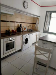 cocina con lavadora y lavavajillas en paradis des randonneurs en Roquefort-des-Corbières
