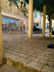 un mural en el lateral de un edificio con columnas en paradis des randonneurs en Roquefort-des-Corbières