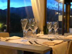 una mesa con copas de vino y servilletas. en Agriturismo La Conte, en Lucca