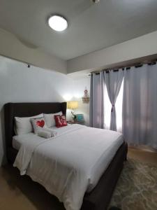 Een bed of bedden in een kamer bij Cecillianplace150Newport@Pasay City