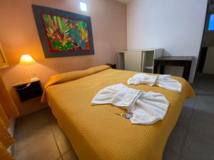Una cama o camas en una habitación de Hotel Los Aromos