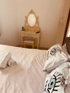 Un pat sau paturi într-o cameră la טבריה