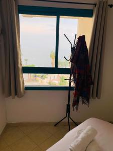 Zimmer mit einem Bett und einem Fenster in der Unterkunft טבריה in Tiberias