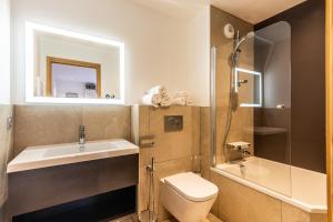 une salle de bains avec lavabo, toilettes et douche dans l'établissement MAS JOUX PLANE 102, à Morzine 14 autres photos