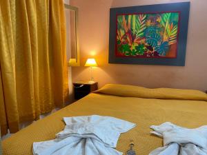 Una cama o camas en una habitación de Hotel Los Aromos