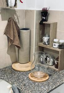 eine Glasschüssel auf einer Theke mit einer Vase in der Unterkunft טבריה in Tiberias
